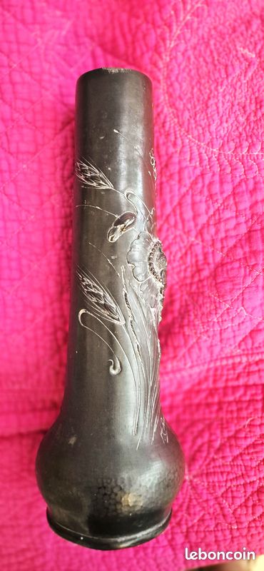 Vase en étain repoussé signé P. Chaumette (image 3)