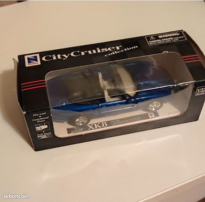 XK8 city cruiser 1/32 scale bleue (image 1)