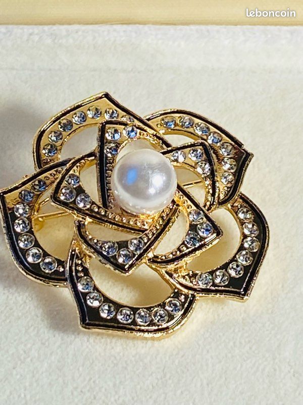 Broche Plaquée Or - Motif Feuilles Avec Perle Blanche Centrale - Occasion