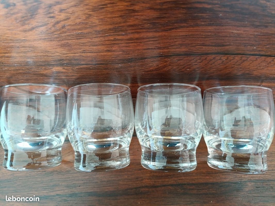 Lot De Quatre Anciens Gobelets Verres En Cristal Beau Décor