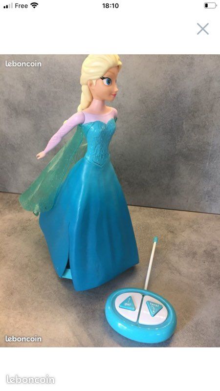 Superbe Reine des Neiges - Elsa patine et chante radiocommandée dans un état neuf (image 1)