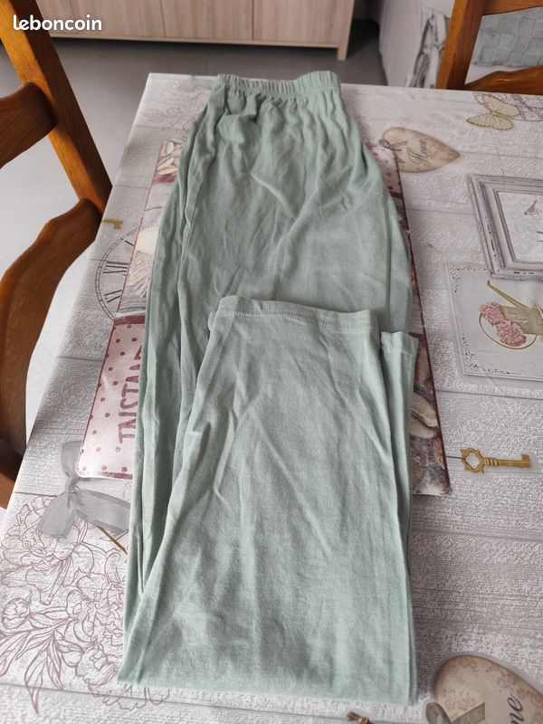 Pyjama femme couleur vert neuf jamais porté encore l'étiquette taille M (image 4)