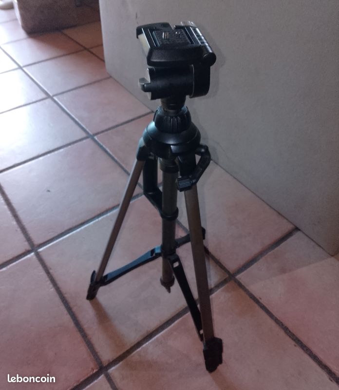 Trépied pliable - hauteur 56 à 87cm et inclinaison réglables – support pour appareil photo ou camescope – avec poignée – très bon état (image 4)