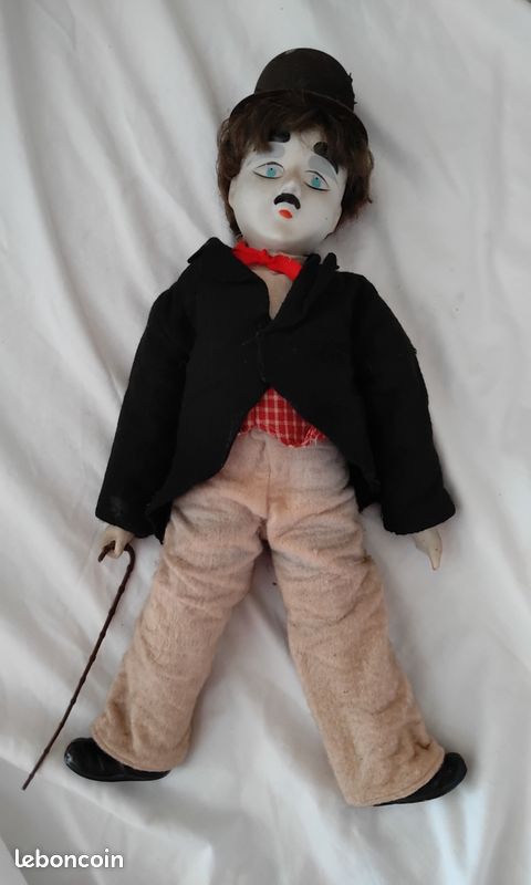 Vintage Poupée Porcelaine Charlot – Charlie Chaplin avec sa canne amovible 👩🦯⚒️⚙️🗞️🕰️⏳ (image 2)
