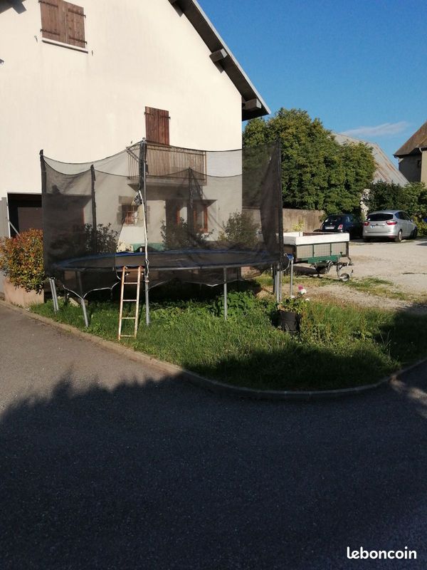 Trampoline (image 1)