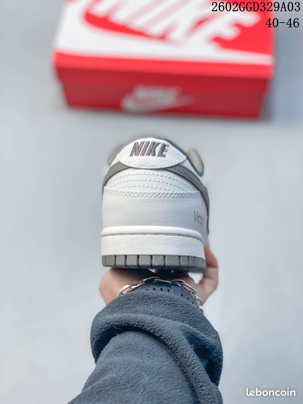 Chaussures Nike, excellent état, taille 43, couleur : Blanc (image 4)