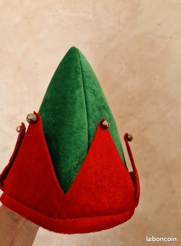 Haut bonnet vert rouge de lutin avec oreilles