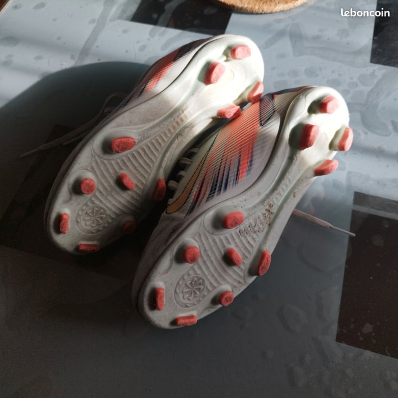 Chaussure de foot crampon 38 nike cr7
Bon état porté 3 mois sur gazon artificielle 
Pointure 38 (image 3)