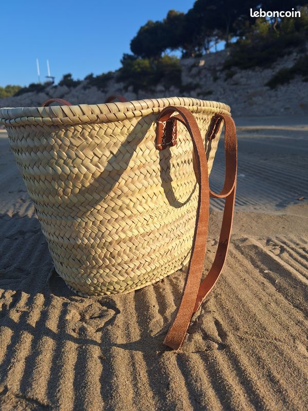 Panier en osier artisanal avec anses en cuir – Sac de plage ou