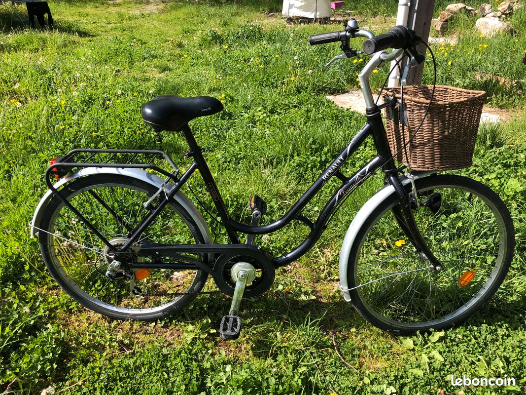Femme moderne à vélo dans la ville | Photo Gratuite