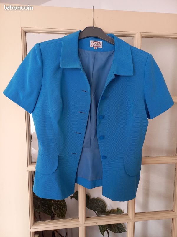 Une veste tailleur femme (image 1)
