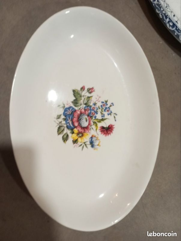 Plat oval 34x24cm faïencerie de Moulin des Loups fleur Fleury floral rose vert bleu jaune blanche est orné d'un bouquet floral central multicolore de style champêtre Ancien rétro vintage (image 1)