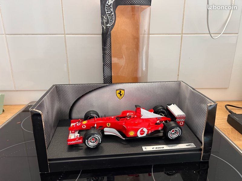 Ferrari F2002 Schumacher – Hot Wheels Minichamps 1/18, édition 2002, état D'occasion
