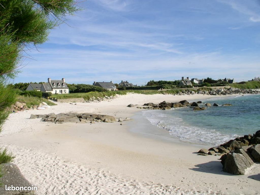 Terrain constructible bord de mer et plage · à Plouescat · 105 000 €