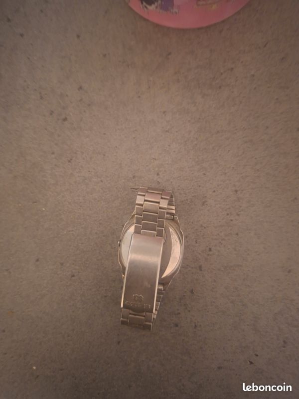 Montre est une Seiko Quartz LC vintage, modèle A029-5010, reconnaissable à son boîtier rectangulaire en acier inoxydable et son écran LCD des années 1970 (image 3)