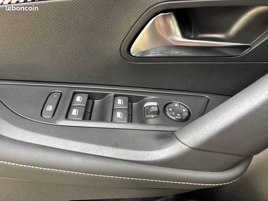 Peugeot 2008 Hybrid 110 e-DCS6 - Allure (image 20)