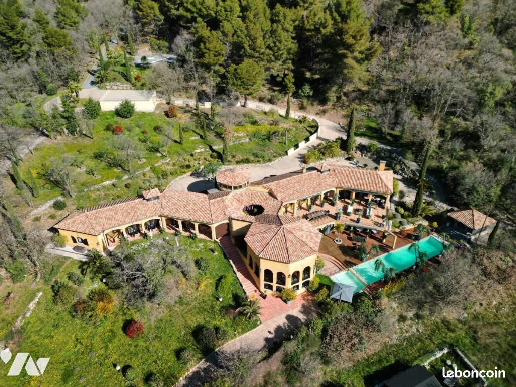 Maison 11 pièces 522 m² · à Bargemon · 522 m² · 2 450 000 €