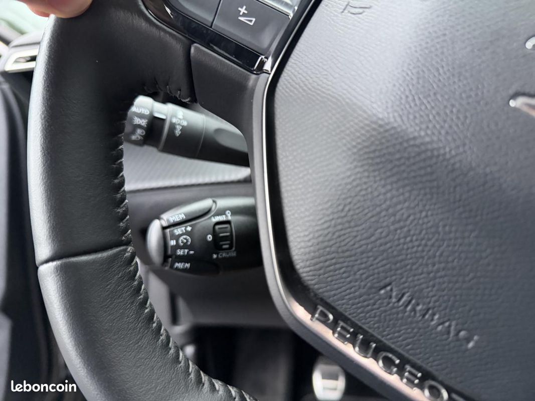 PEUGEOT 2008 1.2i PT S&S 130 Roadtrip (image 26)