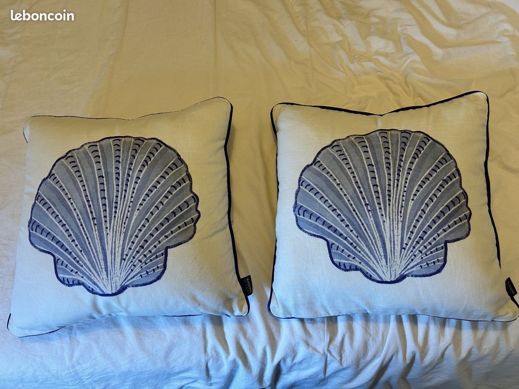 Lot de 2 coussins décoratifs motif coquillage – bleu et blanc (image 1)