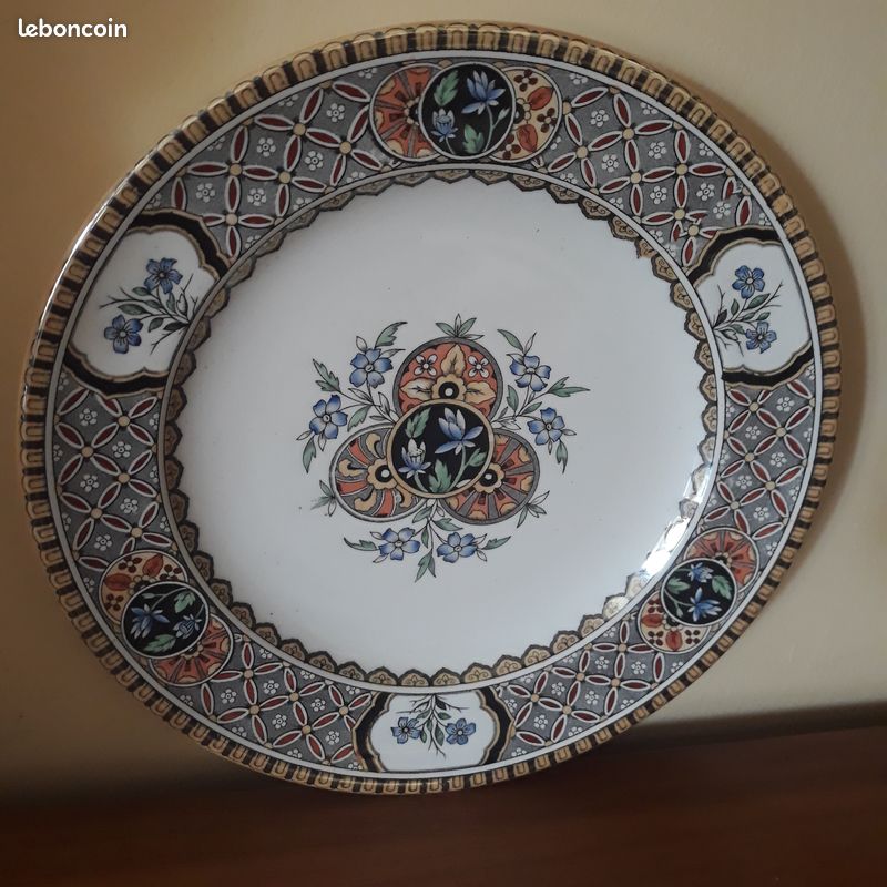 IMPORTANTES PARTIES DE SERVICES COMPOSITES EN PORCELAINE ANGLAISE