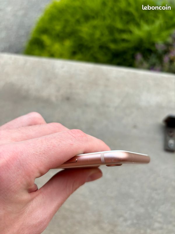 IPhone 8 rose doré (image 5)