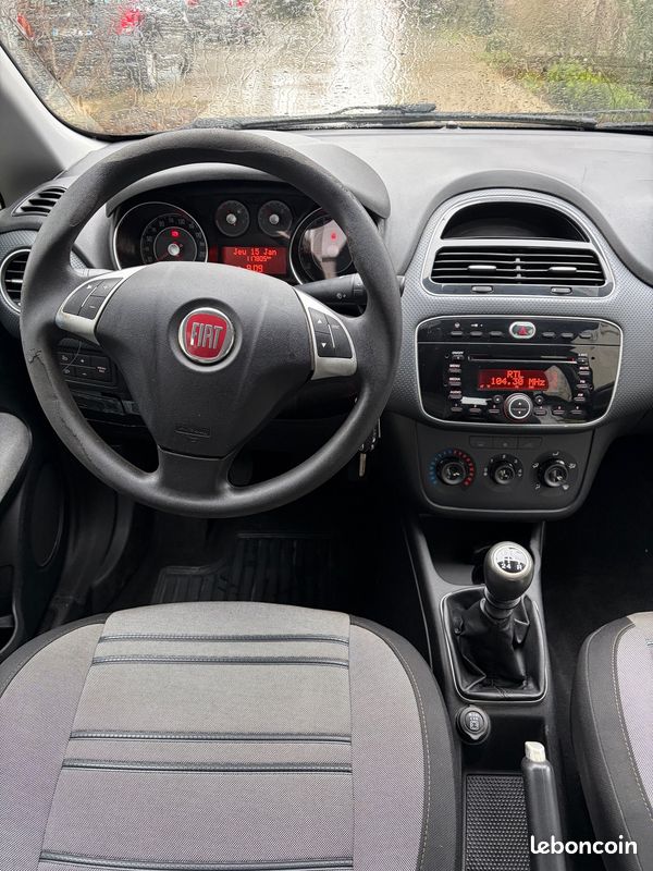 Fiat Punto EVO 1.4L FINITION DYNAMIC - 1ÈRE MAIN - ENTRETIEN À JOUR (image 11)