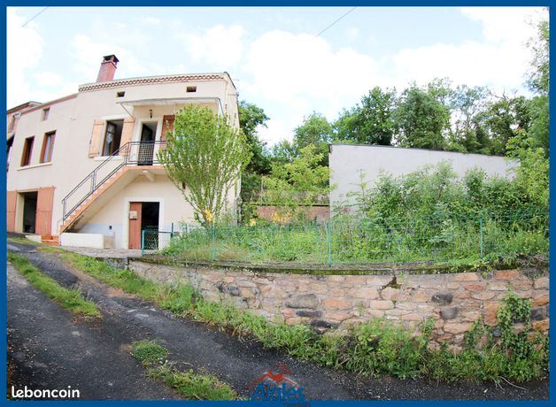Maison avec garages, annexes et jardin