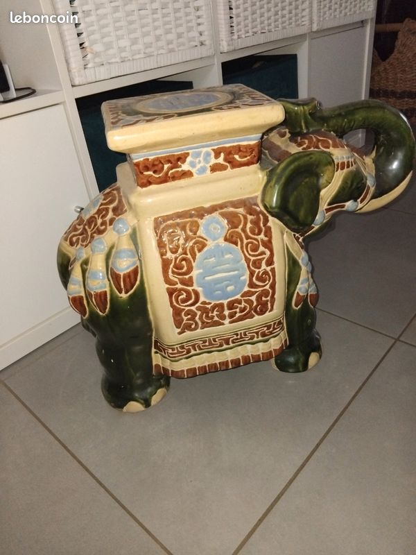Elephant repose plante (image 1)