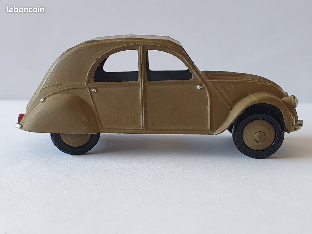 Dinky Toys Meccano France Citroen 2 CV réf 24T bordeaux