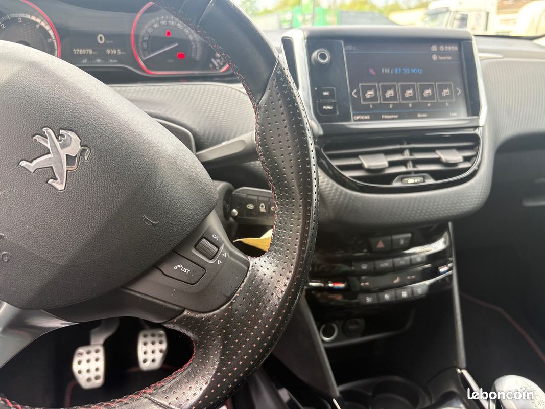 Peugeot 2008 1.6 bluehdi GT-line phase 2 (image 19)