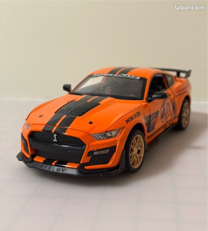 Voiture miniature de collection 1/24 Ford Mustang GT500 (image 1)