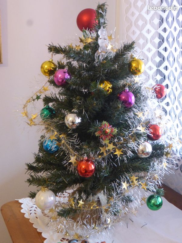 Petit arbre de Noël avec ses décorations (image 1)