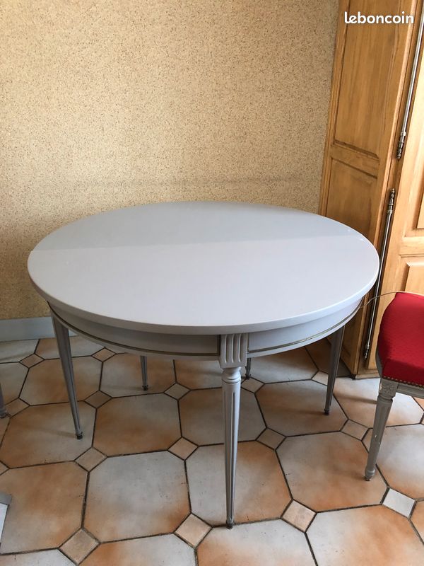 Vend table ronde et 3 chaises (image 2)