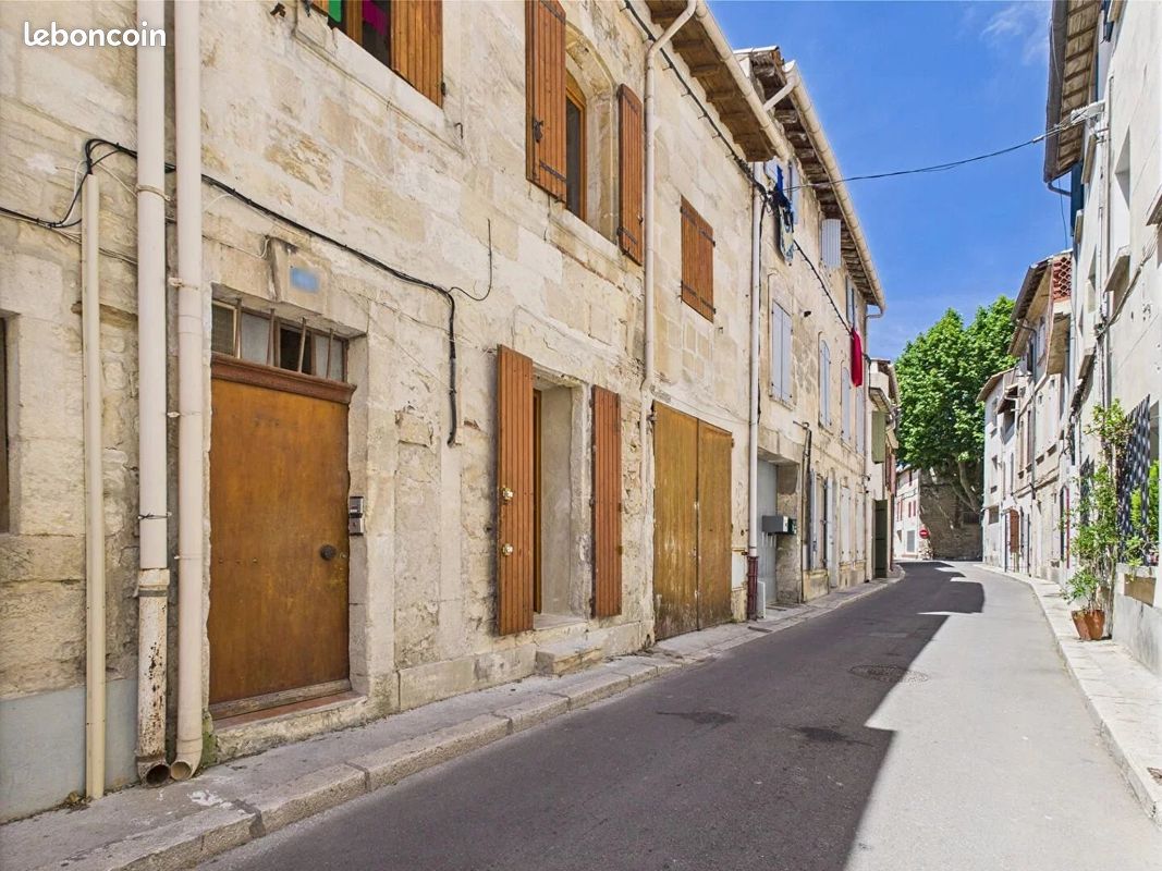 Parking/box Tarascon · 100 €/mois