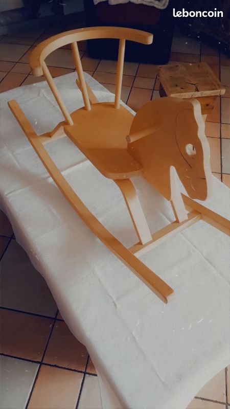 Cheval à bascule (image 1)