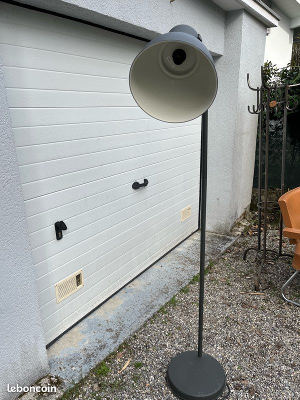 Lampadaire métal gris (image 2)