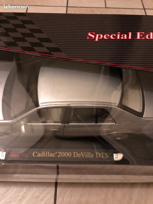 Maisto Special Edition 1/18 - Cadillac 2000 Deville DTS Argenté - Réf 31877
