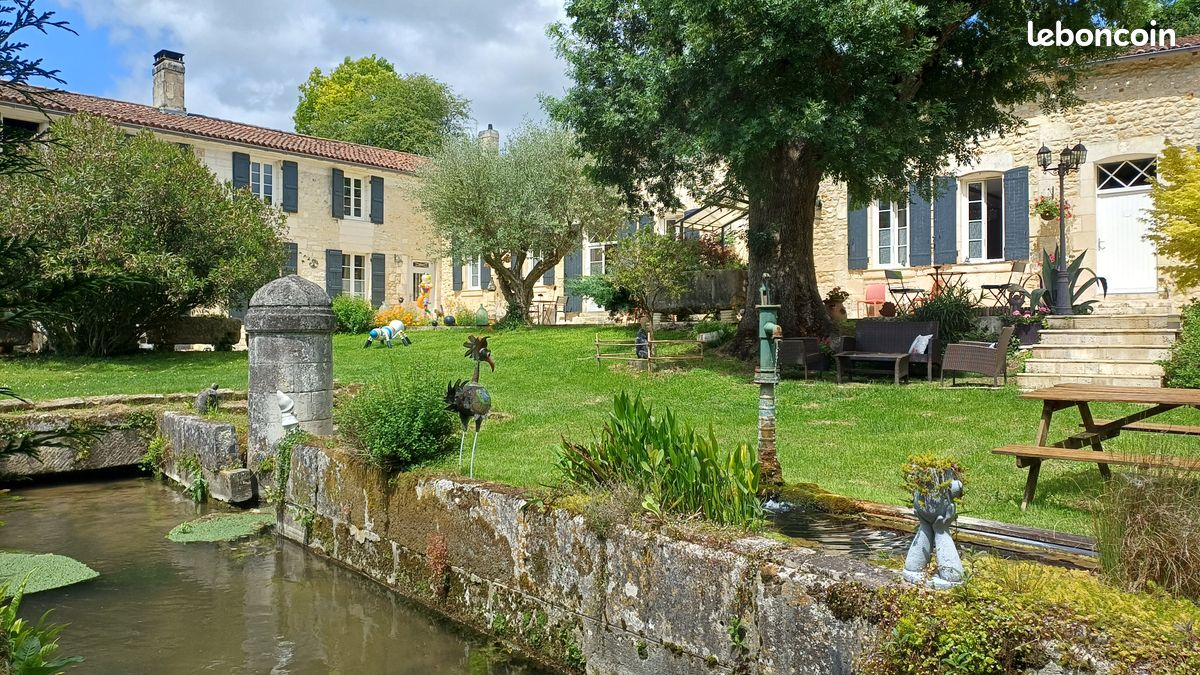 Maison 11 pièces 385 m² · à Pons · 385 m² · 900 000 €