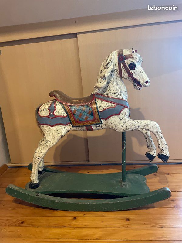 Ancien cheval en bronze incrusté d’une scène de chasse