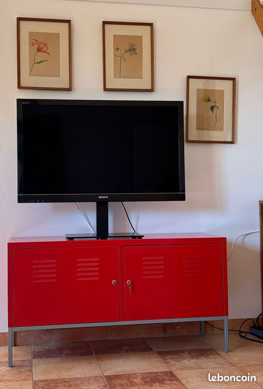 Meuble bas IKEA PS rouge en métal – style industriel (image 1)