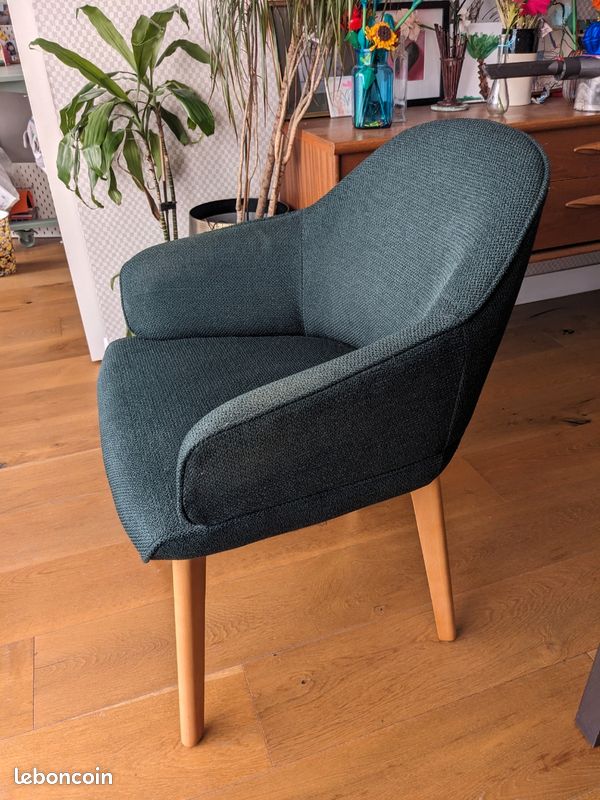 Chaise à accoudoirs MADE.COM modèle Erdee, tissé vert forêt (image 1)
