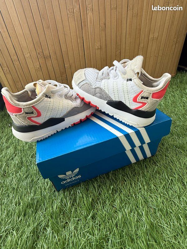 Chaussure adidas enfant bébé taille 20 Chaussures