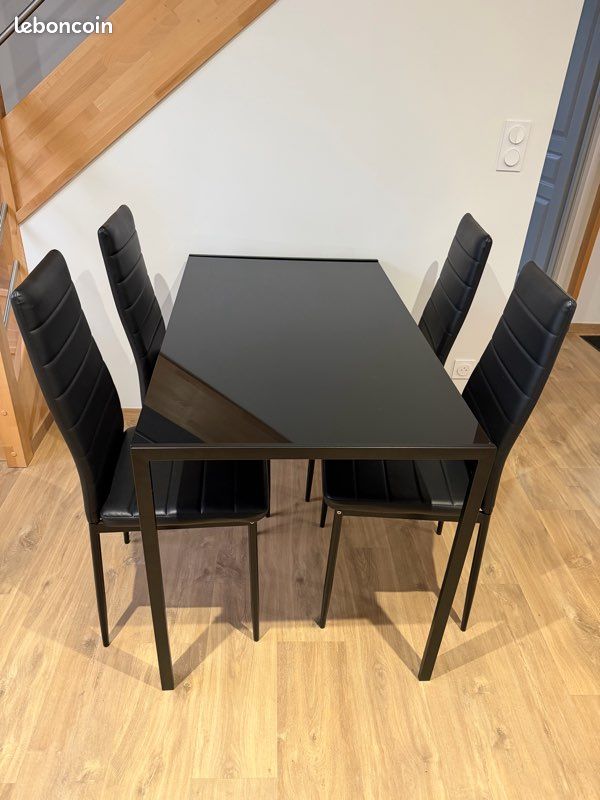 Table avec chaise (image 1)