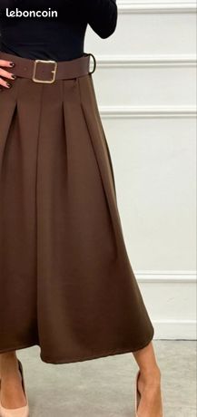 Jupe courte marron clair en velours avec la ceinture assortie - Vêtements