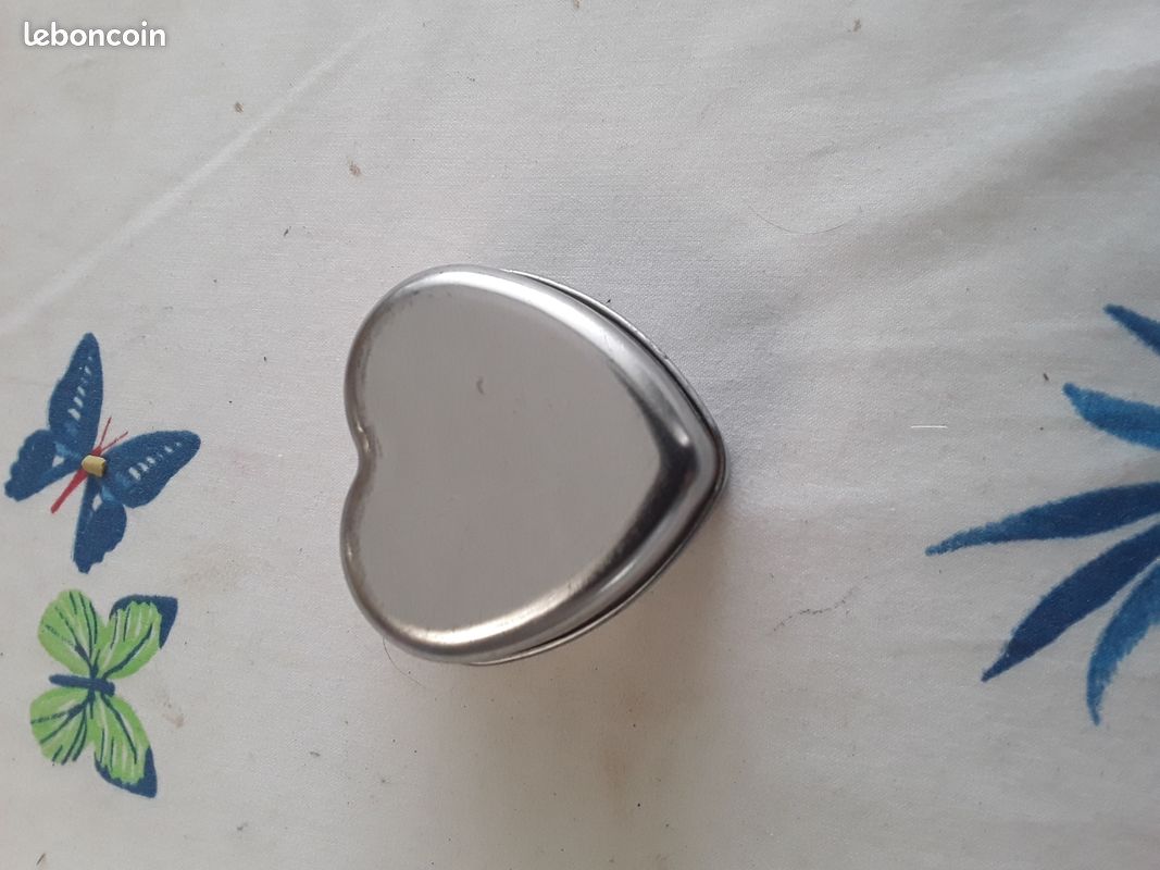 Petite boite en forme de coeur pour bijoux ou cachets (image 1)