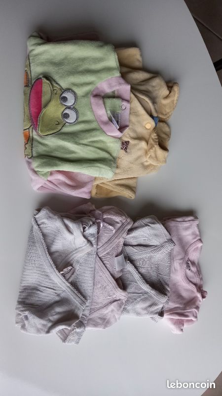 Lot pyjamas et bodys 3 mois (image 1)