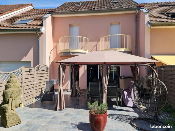 Maison mitoyenne avec terrasse et garage