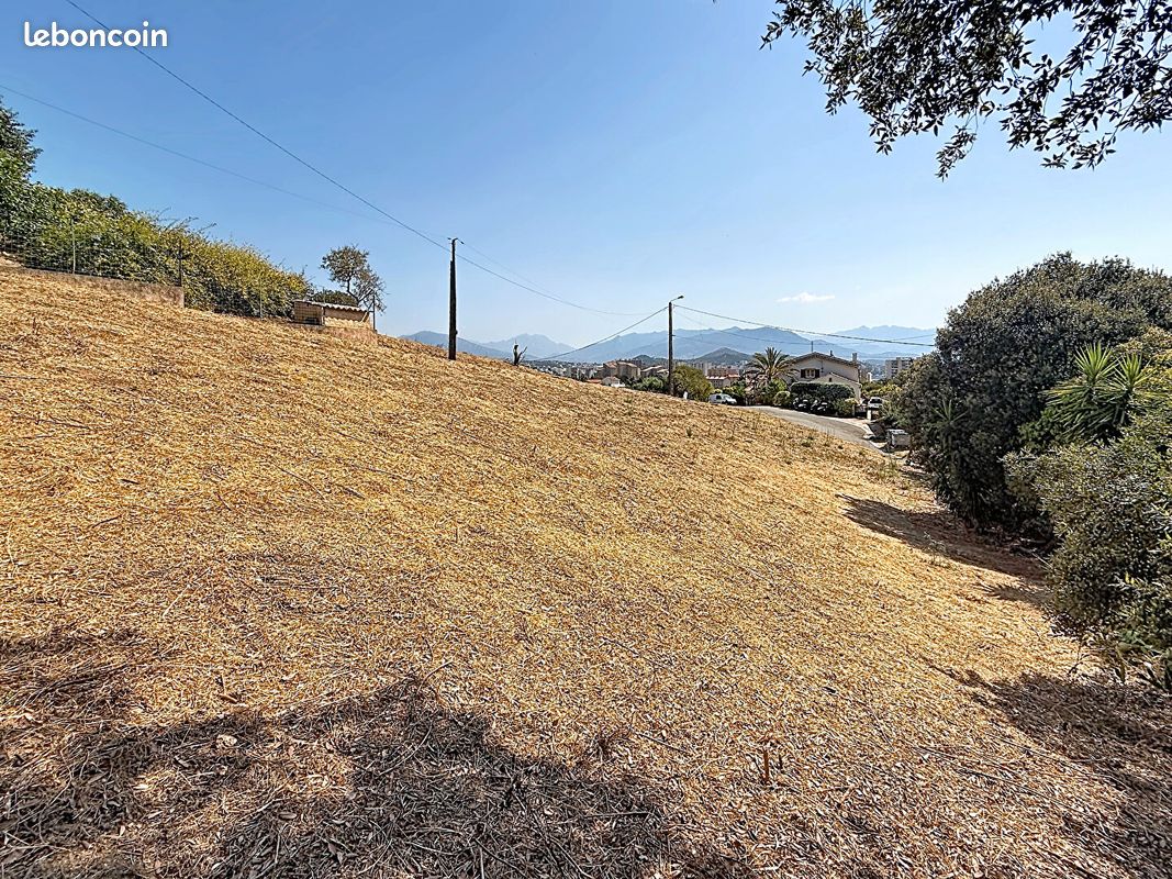 Terrain 2038 m² · à Ajaccio · 2 038 m² · 216 000 €