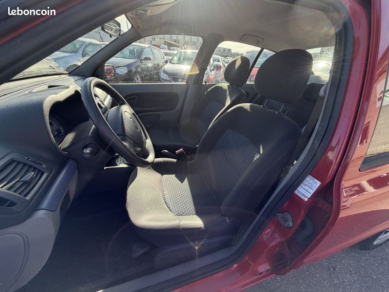 Renault CLIO II 1.2 16V 75CH THALIA 5P (image 10)