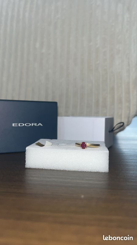 Bague en or 750/1000 avec rubis Montres Bijoux